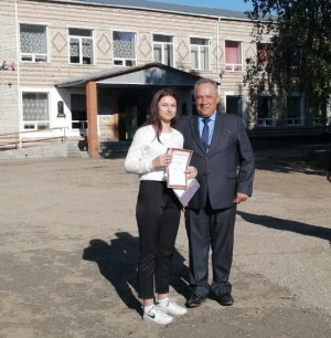 Торжественная линейка посвященная поднятию Государственного флага Российской Федерации